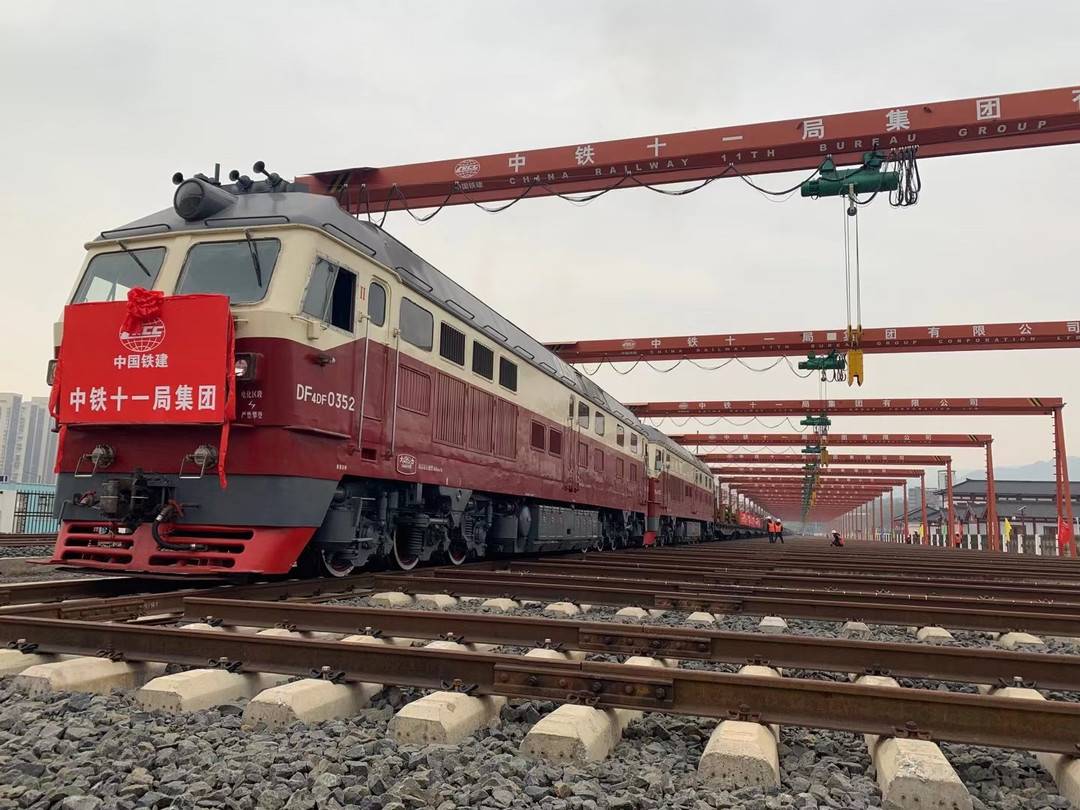 郑万高铁重庆段首批500米长钢轨运抵铺轨基地