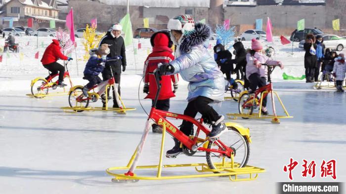 市民在玩冰上自行车 
