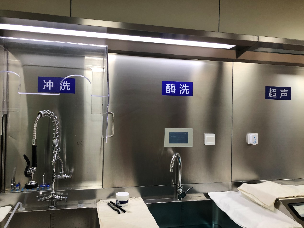 消毒—终末漂洗"过程,超声器材单独特殊处理,此步骤在去污区完成瞿依