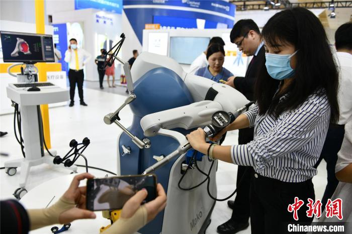 4月13日，博鳌乐城国际医疗旅游先行区国际创新药械开幕。图为工作人员展示医疗器械。 