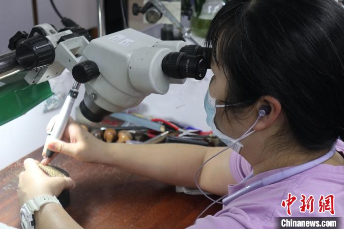 图为沙湾珠宝产业园工人正在镶嵌珠宝