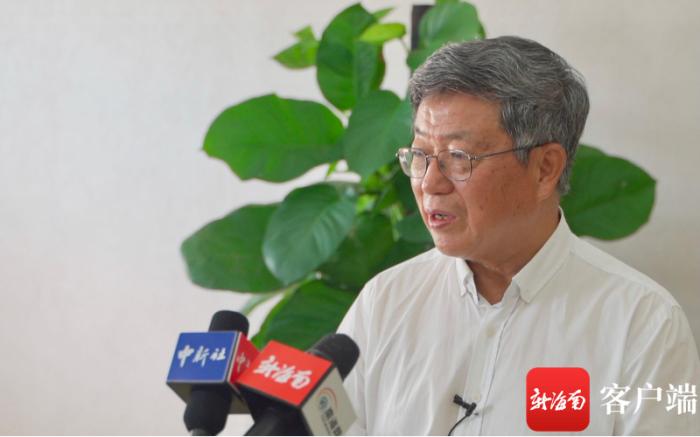 中国(海南)改革发展研究院院长迟福林接受新海南客户端记者采访。