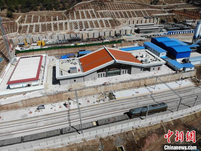 图为滇藏铁路丽香段一座正在配置中的车站。 图为滇藏铁路丽香段一座正在配置中的车站。