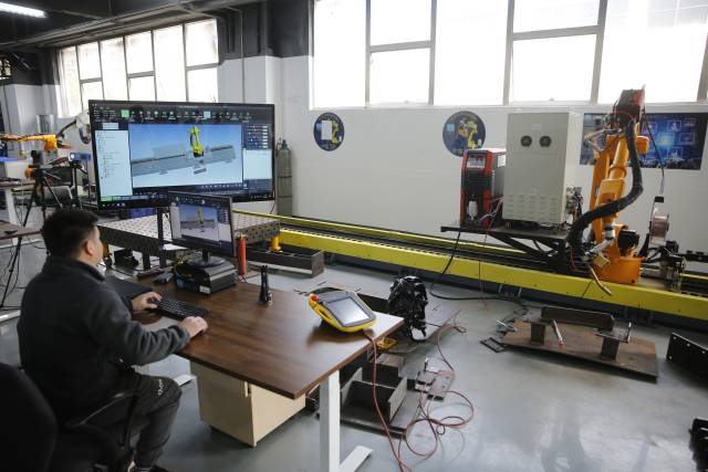 据张兆彪介绍,"中集飞秒"包含硬件和软件两方面,既为工业机器人装上"