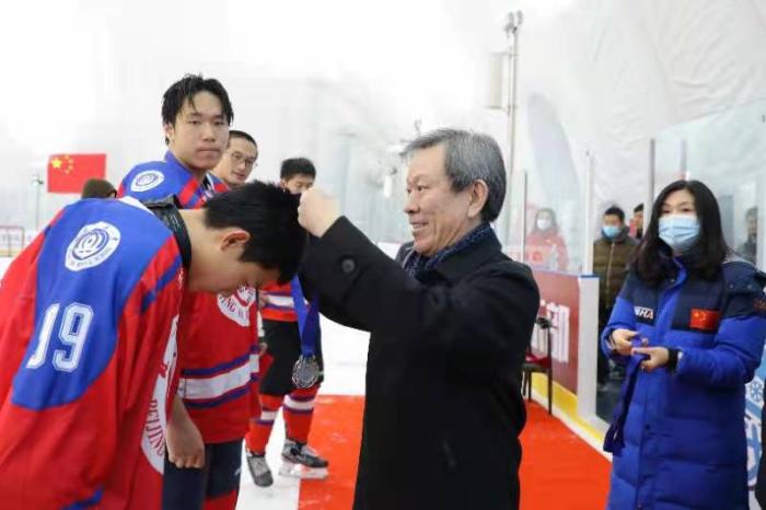 中华全国体育基金会副理事长兼秘书长彭晓为选手颁奖。图片来源：北京市体育局。