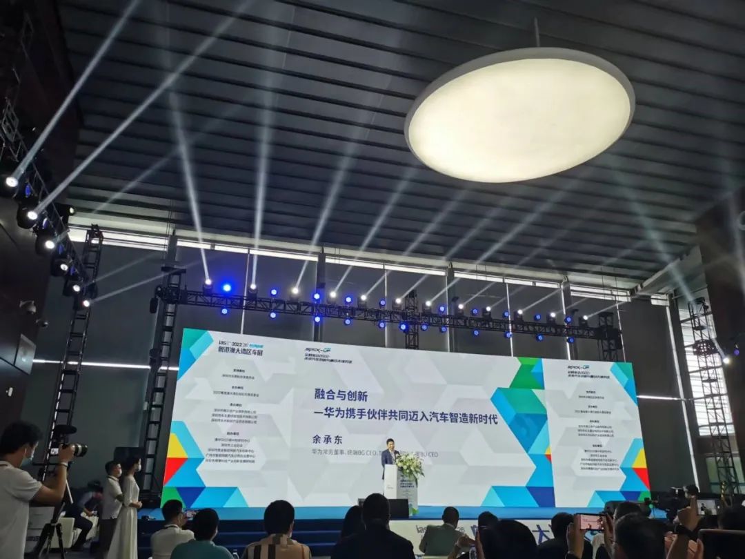 朋友圈加盟:余承东语出惊人 “现在还买燃油车 就像智能手机时代买功能机”！