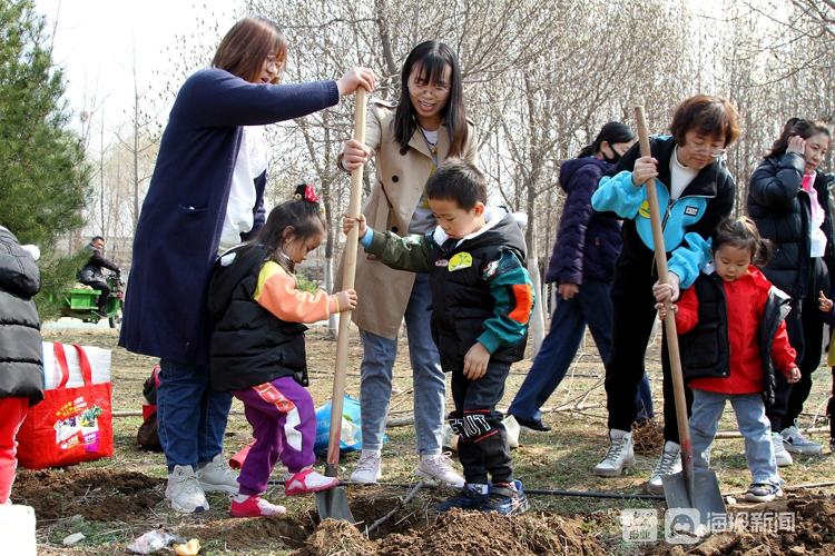 第43個植樹節 濟南幼兒園小朋友親手種樹見證生命的萌發