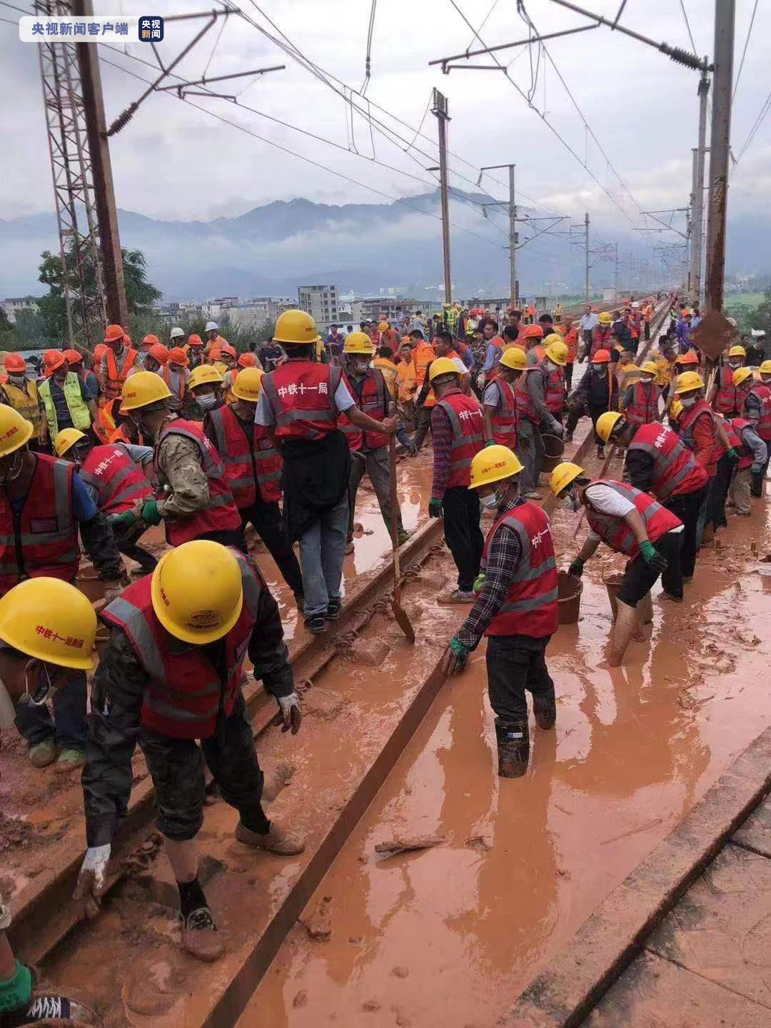 铁路部门组织1000多人在榕江站开展抢险救援