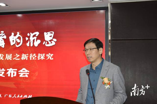 作者郑文说话。 作者郑文说话。
