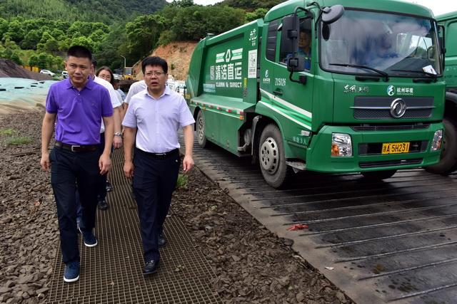 第一轮环保督察期间，督察组在杭州天子岭垃圾填埋场检查。摄影/章轲