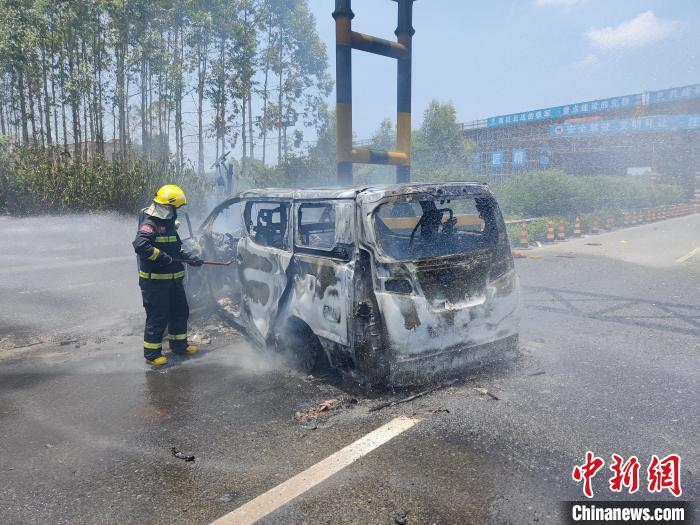 百万雷克萨斯发生车祸后车门锁死焚毁?警方通报:致1死2伤