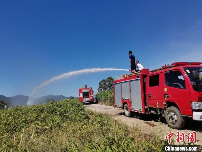 资料图:近日湖北黄石消防员为当地一香椿产业园送水 资料图:近日湖北黄石消防员为当地一香椿产业园送水