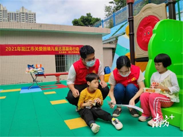 2021年10月19日在阳江市江城区福利院民政志愿者与困境儿童交流图册小知识。