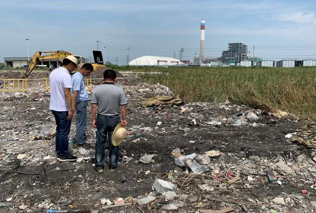2020年9月，中央第三生态环境保护督察组在浙江省宁波市镇海区现场检查某固体废物倾倒点 