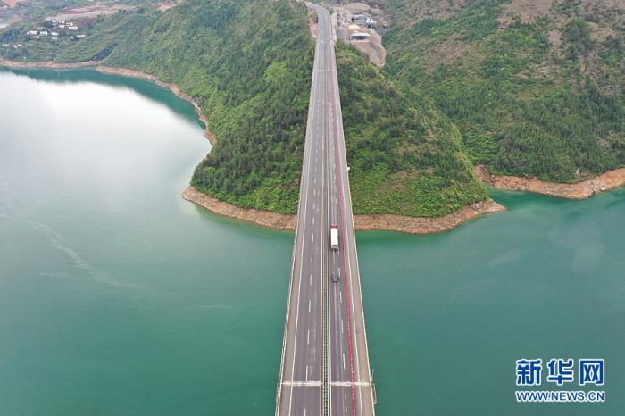 4月8日，车辆行驶在G42沪蓉高速三峡库区段。新华网 