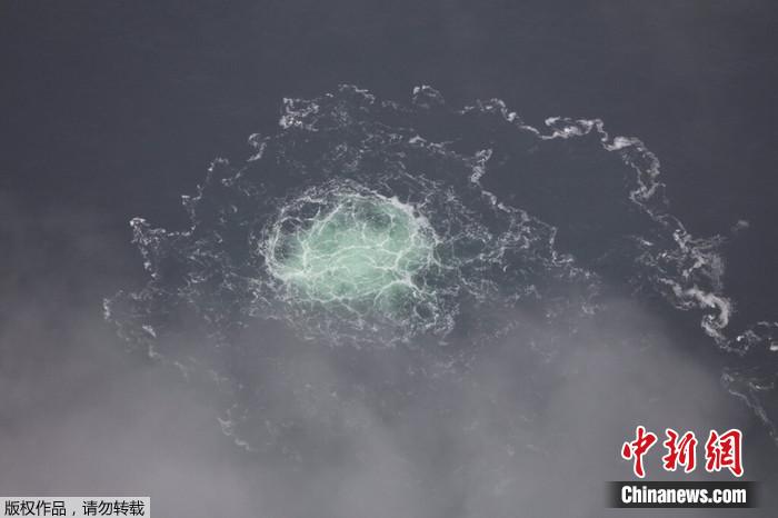 当地时间2022年9月28日，北溪-2号天然气管道出现泄漏。