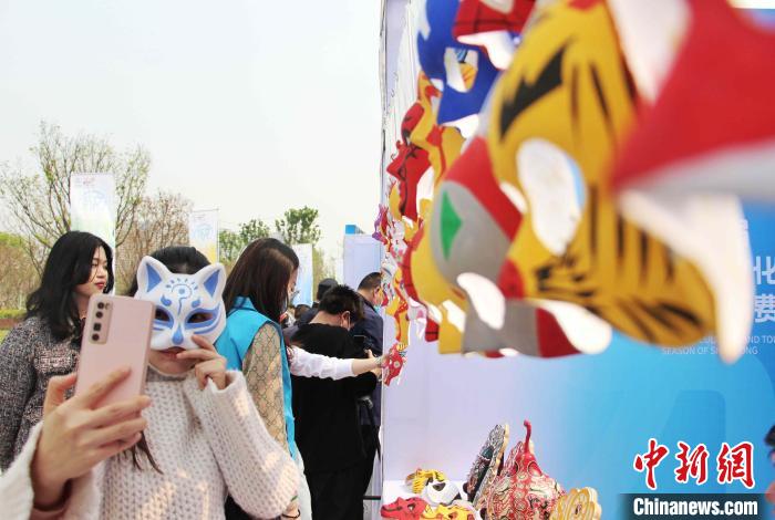 济南市民在现场参观惠民消费季宣传展位。 