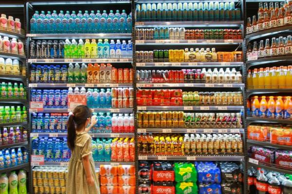 2020年7月9日,一名小朋友在河北省邯郸市一家超市购买饮料.