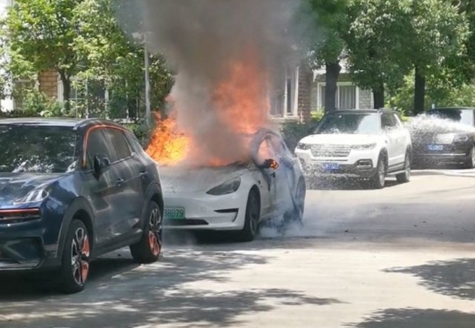 广州一特斯拉疑似"自燃":还烧毁了旁边宝马7系!紧急回应来了