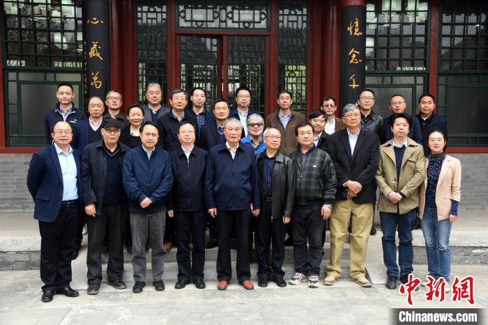《忠县中坝》首发式暨专家座谈会上，与会专家学者代表合影。 