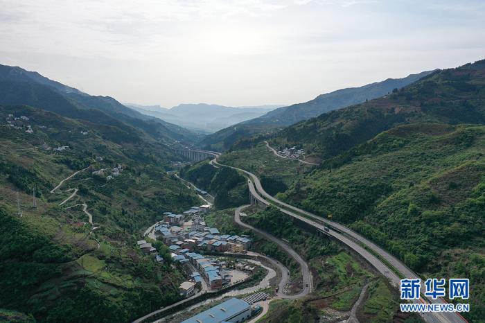 4月8日，G42沪蓉高速三峡库区段，宽阔的高速公路与不远处的弯曲小路平行向前延伸。新华网 