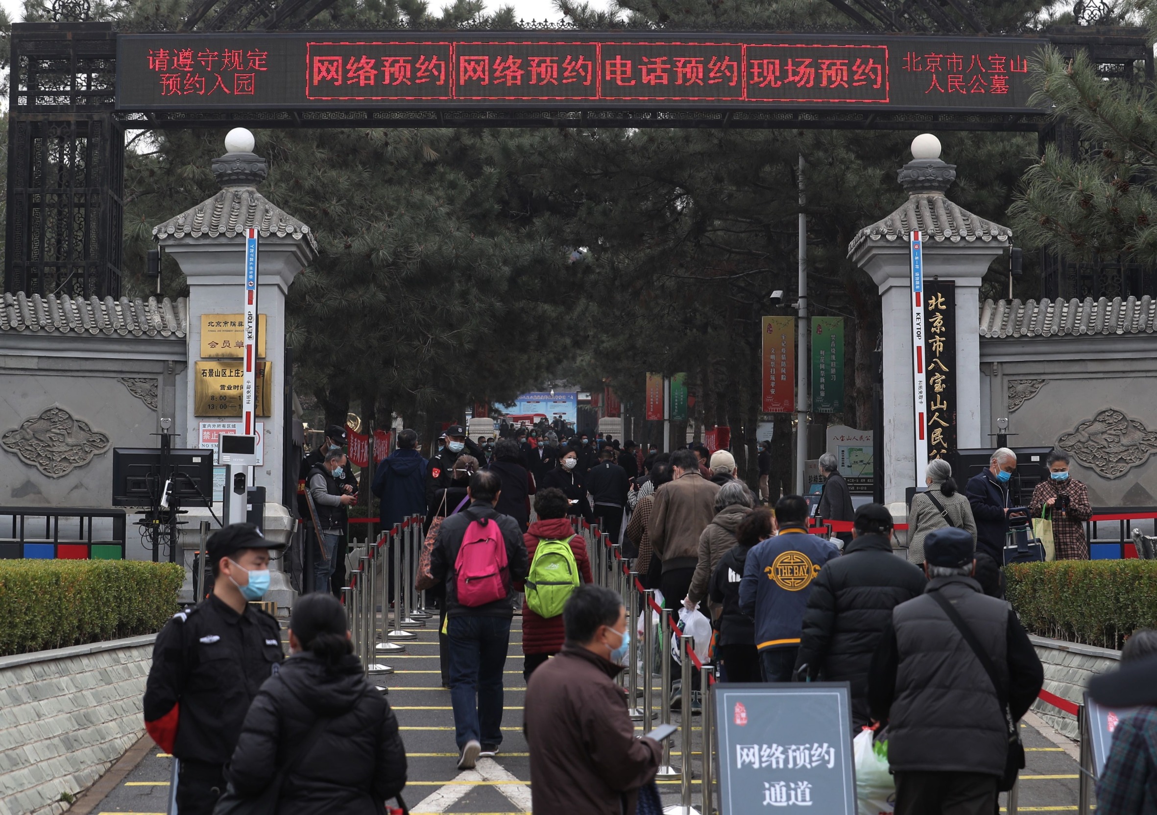 明天北京将迎来首个清明节横扫高峰的日子，一些市民已经在错综复杂的高峰期扫墓。