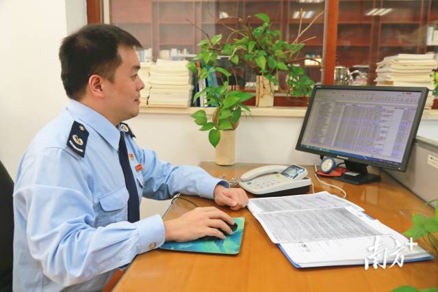 税务人员正在记录税收服务台账。