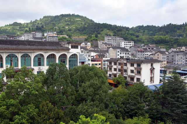 贵州省雷山县森林覆盖率高达72.8%.图为雷山县城景观.摄影/章轲