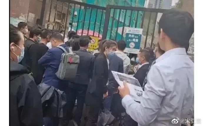 《千里马免费计划app _“上海房叔”抛售93套房产套现4.5亿?真相来了!》