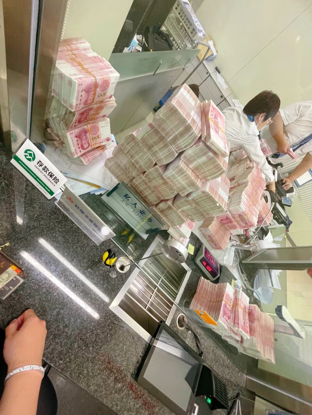 《千里马官网最新客户端_大V怒怼银行服务差 一气之下取现金500万!点钞用了2小时 劳斯莱斯运走 涉事银行回应》