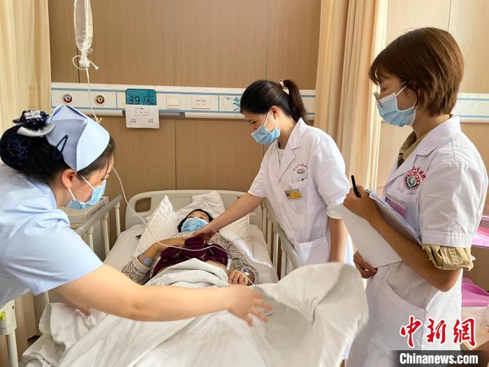 图为东莞市援万医生在万山区医院给患者看病.