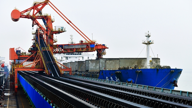 煤轮靠泊在河北黄骅港煤炭港区装船作业。新华社资料