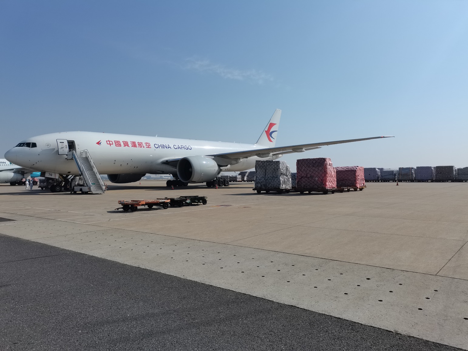 待出运货物已驳运至东航机下