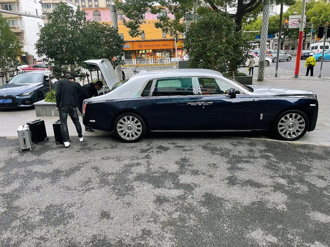 《千里马官网最新客户端_大V怒怼银行服务差 一气之下取现金500万!点钞用了2小时 劳斯莱斯运走 涉事银行回应》