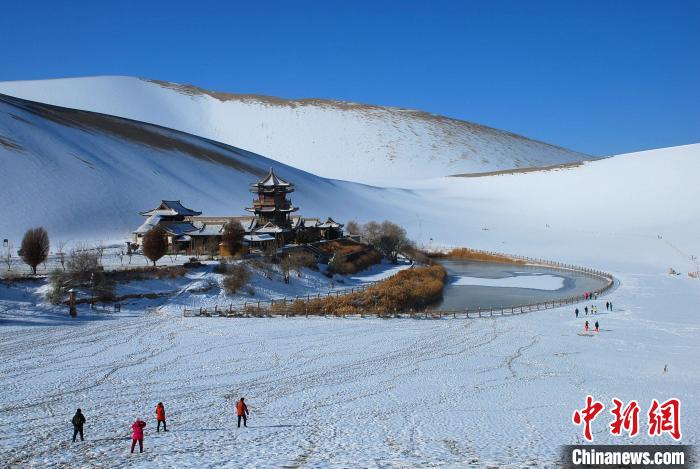图为甘肃省敦煌市鸣沙山月牙泉雪景如画。(资料图) 图为甘肃省敦煌市鸣沙山月牙泉雪景如画。(资料图)