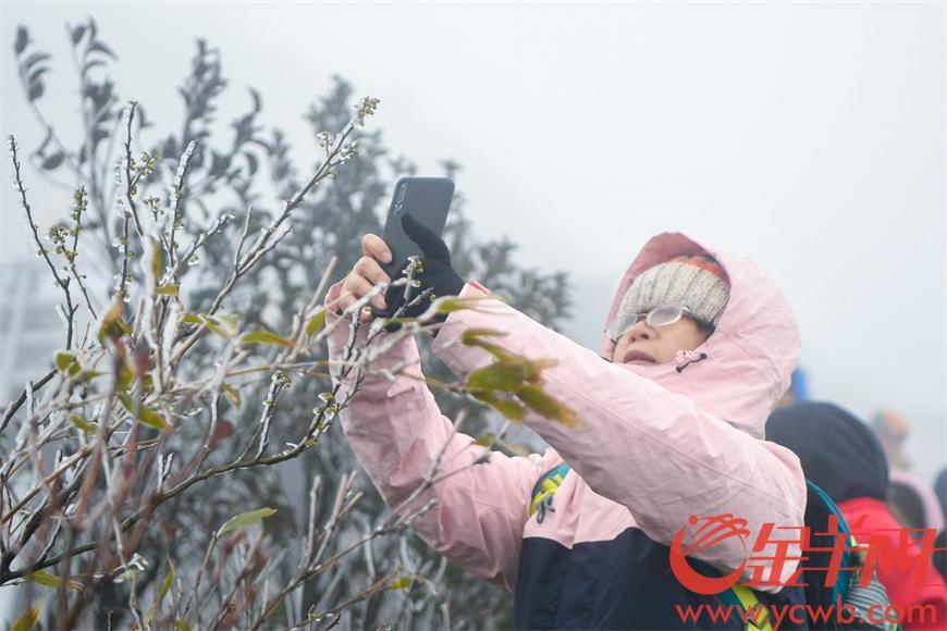 連州三水鄉新八村,村民利用積雪堆雪人廣東省氣象局官方微博