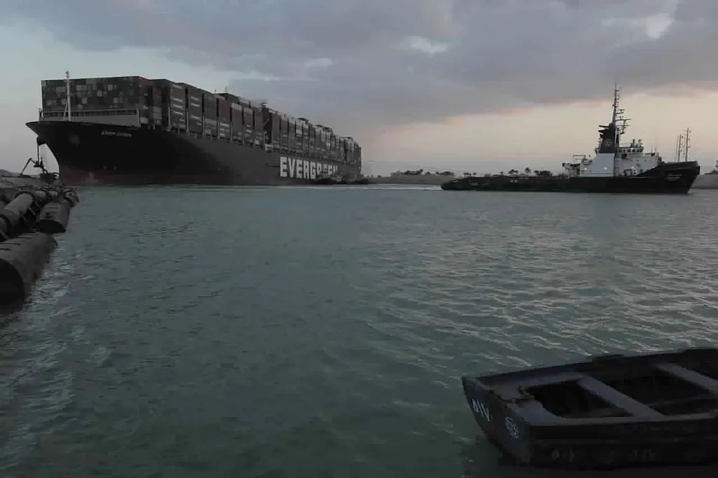 刚刚 苏伊士运河巨轮浮起来了！油价应声急跌！谁该为世纪大堵船埋单？