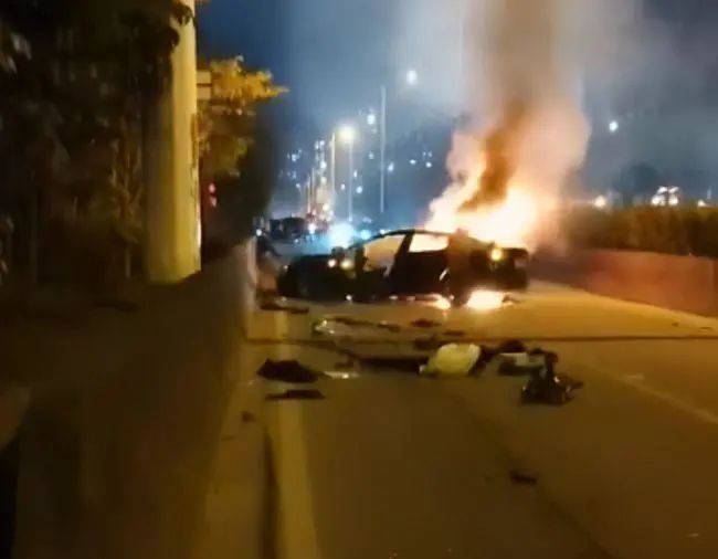 警察刚通知特斯拉发生交通事故：一名男乘客当场死亡，车辆烧毁