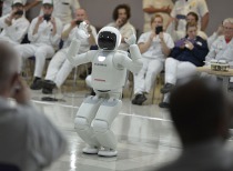 去火星还是进厂拧螺丝？特斯拉要量产人形机器人将如何改变生活