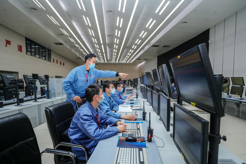 中韩石化厂区中心控制室操作人员正在操作dcs监控.