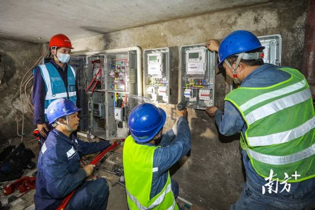 电力工程技术人员昼夜奋战安装入户电表箱