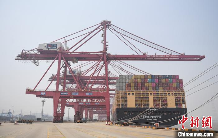 2020年4月17日，一艘吊装完毕的货轮停靠在浙江宁波舟山港穿山港区。 