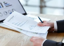 自去年9月以来首次下滑 公募基金规模回落至25万亿元 QDII规模与份额逆势增长