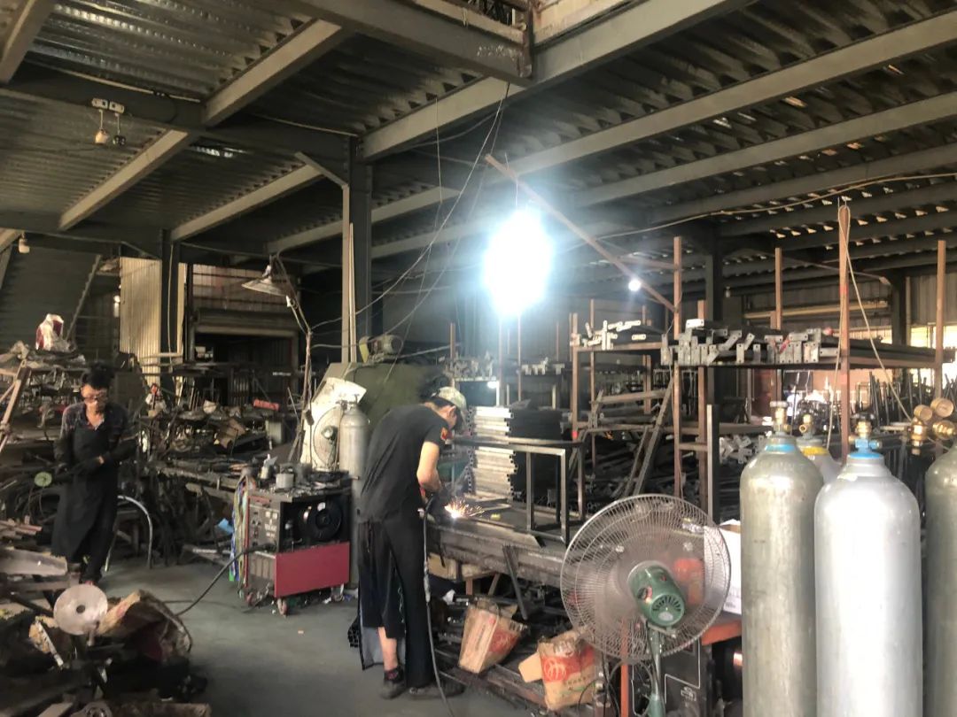 (铁艺工厂加工现场 时代周报记者摄)