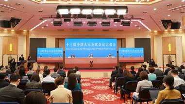 李克强把中国经济增速比作登高山