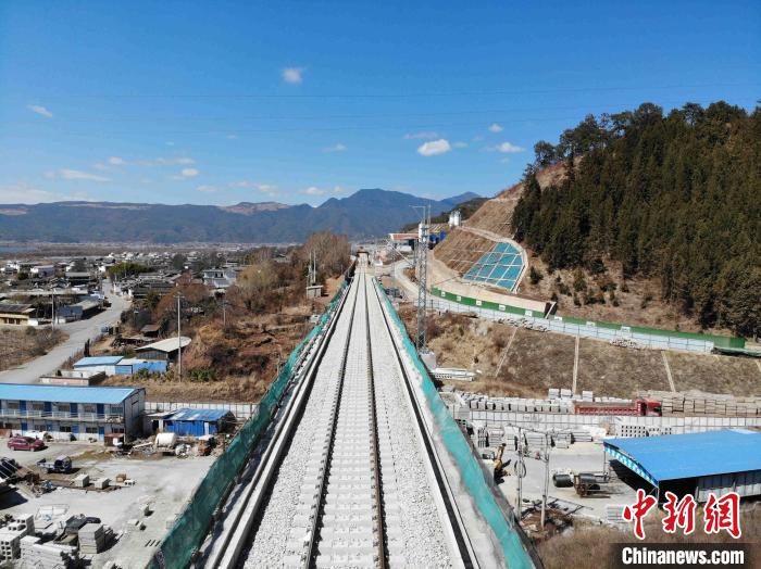 图为正在配置的滇藏铁路丽香段。 图为正在配置的滇藏铁路丽香段。