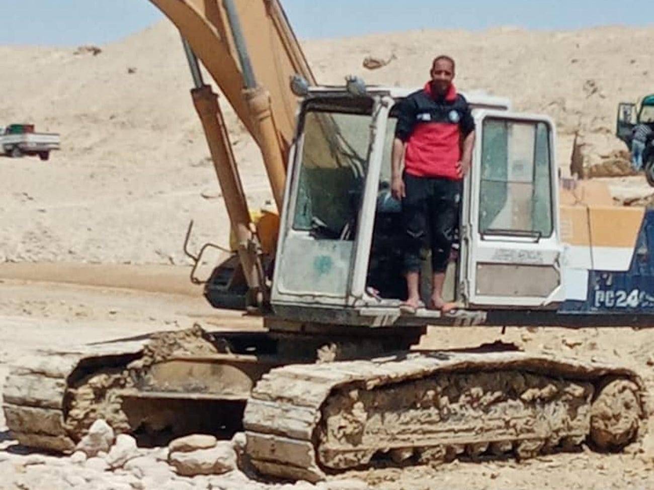 阿卜杜勒-加瓦德3月29日站在挖掘机上