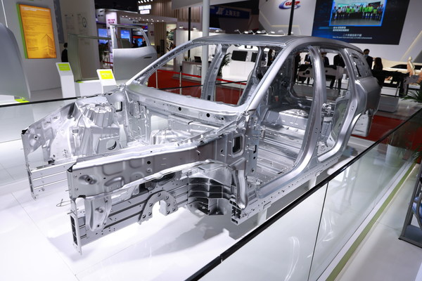 由诺贝丽斯提供铝合金车身方案的蔚来ES8
