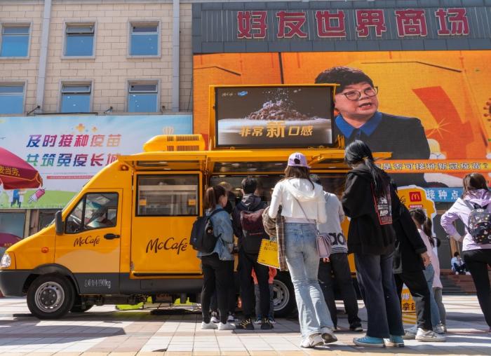 全国首辆新能源麦咖啡车亮相北京王府井步行街