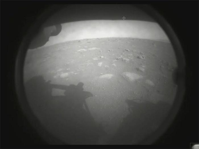 美国“毅力号”火星车成功登陆火星 并传回首批火星地表图片